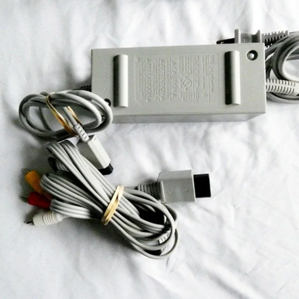 Nintendo Wii Bundle With 4 Games 2 Controllers RVL-001 Power Cable A/V Cable